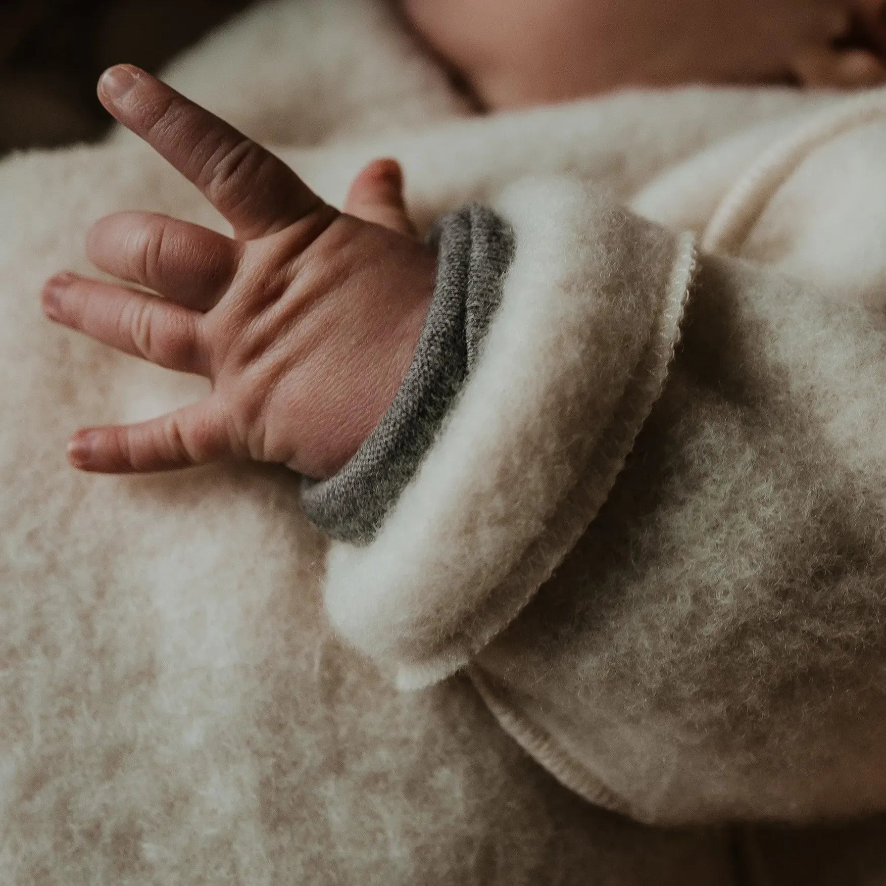 Cardigan Neonato in Pura Lana Merino – Morbida e Calda