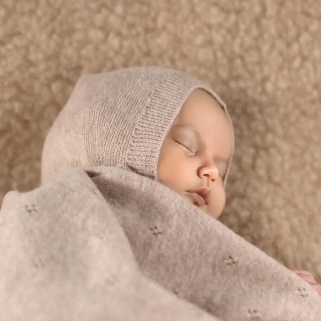 Newborn beanie in ultra-fine Merino wool with ties