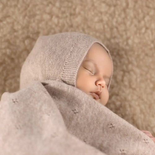 Newborn beanie in ultra-fine Merino wool with ties